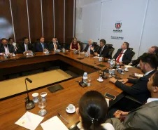 O governador Beto Richa se reuniu nesta segunda-feira (22), no Palácio Iguaçu, com o diretor da Casa da Moeda, César Augusto Barbiero, para conhecer os modelos e mecanismos de segurança do Documento Nacional de Identificação (DNI), que vai unificar o RG, CPF e Título de Eleitor em um único documento