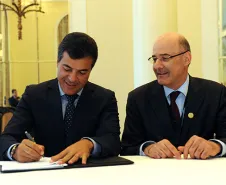 Governador Beto Richa, assina protocolo de intenções com a empresa Microsoft durante Fórum de Líderes de Governo - América Latina e no Caribe, com o Presidente da Microsoft Brasil, Michel Levy, Presidente da Microsoft LAtino Americana, Hernan Rincon, Secretário de Ciência e Tecnologia, Alipio Leal, Diretor-Presidente da Tecpar, Júlio Felix, Presidente da Celepar, Jacson Carvalho Leite e demais autoridades.Rio de Janeiro