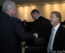 Apresentação do trabalho integrado do governo do estado entre as secretárias, prefeituras e empresas afins. Sala de referência estratégica trabalho de integração de TI da CELEPAR.