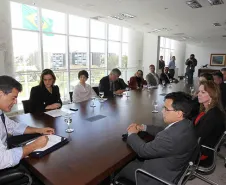 Goverador Beto Richa assina o Pacto pela Identidade Cidadã, acompanhado pela procuradora regional do Ministério Público Federal, Antonia Sanches, e a secretária estadual da Justiça, Cidadania e Direitos Humanos, Maria Tereza Uille Gomes. Curitiba, 08/10/2013. Foto: Orlando Kissner/ANPr