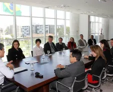 Goverador Beto Richa assina o Pacto pela Identidade Cidadã, acompanhado pela procuradora regional do Ministério Público Federal, Antonia Sanches, e a secretária estadual da Justiça, Cidadania e Direitos Humanos, Maria Tereza Uille Gomes. Curitiba, 08/10/2013. Foto: Orlando Kissner/ANPr
