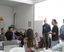 Oficina sobre direção, segurança e manutenção de bicicleetas. Bicicletário Espaço Greca Coordenação: Luis Claudio Patricio, Celepar