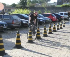 Oficina sobre direção, segurança e manutenção de bicicleetas. Bicicletário Espaço Greca Coordenação: Luis Claudio Patricio, Celepar
