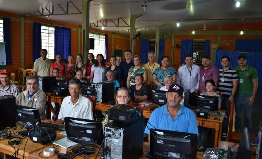 Matelândia é o 20° município do Paraná a receber o curso de acesso à internet e redes sociais