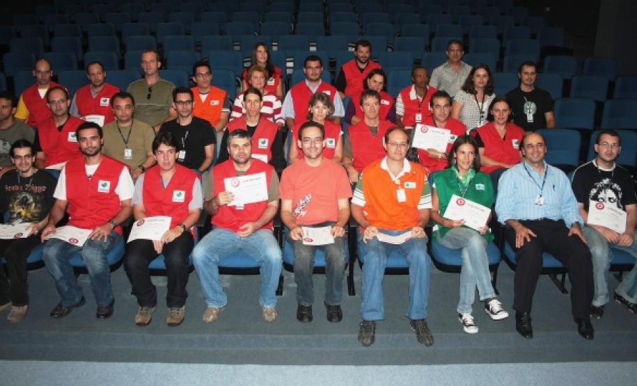 O analista da Celepar, Ricardo Costa Guiraud (DIDES-A2), entre o 
chefe do setor criminal do IIPR, Jorge Luiz de Lima (esquerda) e o diretor do IIPR, delegado Newton Tadeu Rocha (direita)