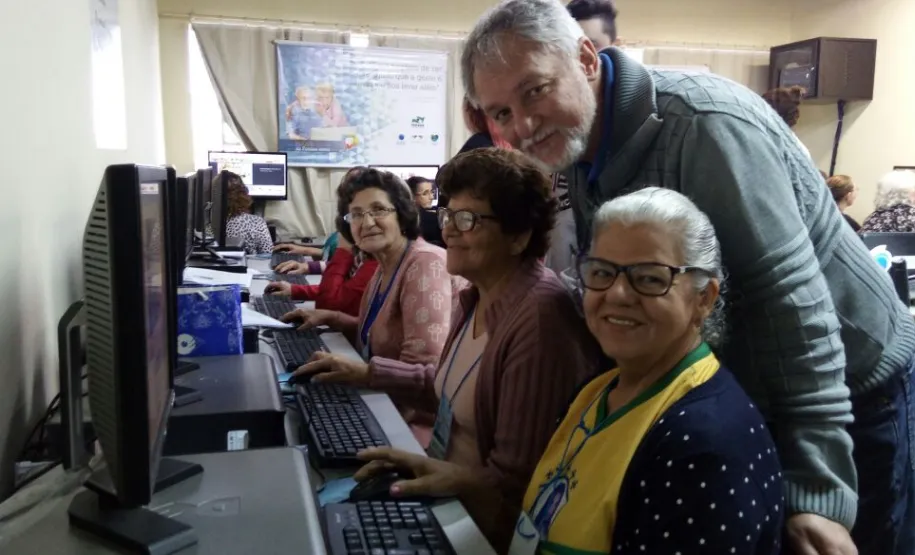Instrutor e funcionário da Celepar Luiz Carlos de Lima com aluna durante o curso