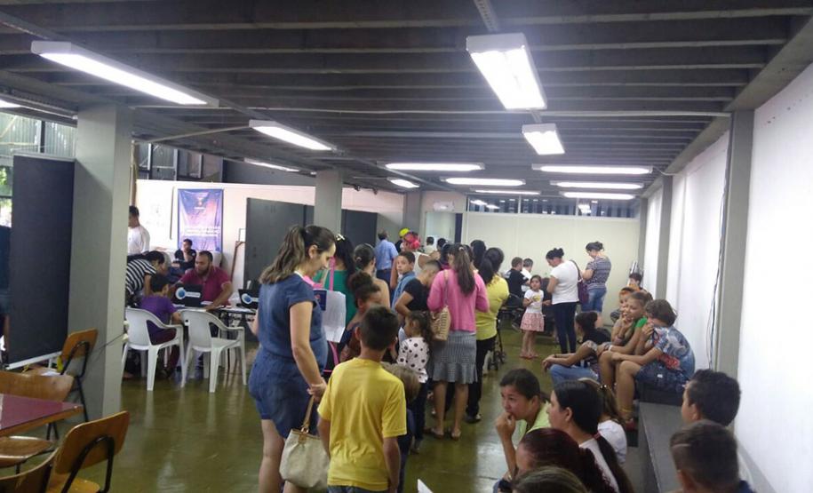 O Projeto Criança e Adolescente Protegidos já atendeu diversos municípios do Paraná, com ações também na feira de serviços Paraná Cidadão. Desta vez a ação aconteceu em Arapongas. No evento desta semana foram emitidas 755 carteiras de identidade e feitos 465 exames oftalmológicos, totalizando 1.220 mil atendimentos.Arapongas, 11/10/2017.Foto: Divulgação SEJU