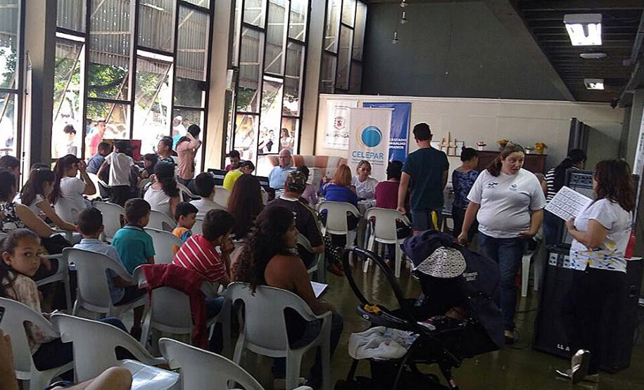 1002 O Projeto Criança e Adolescente Protegidos já atendeu diversos municípios do Paraná, com ações também na feira de serviços Paraná Cidadão. Desta vez a ação aconteceu em Arapongas. No evento desta semana foram emitidas 755 carteiras de identidade e feitos 465 exames oftalmológicos, totalizando 1.220 mil atendimentos.Arapongas, 11/10/2017.Foto: Divulgação SEJU