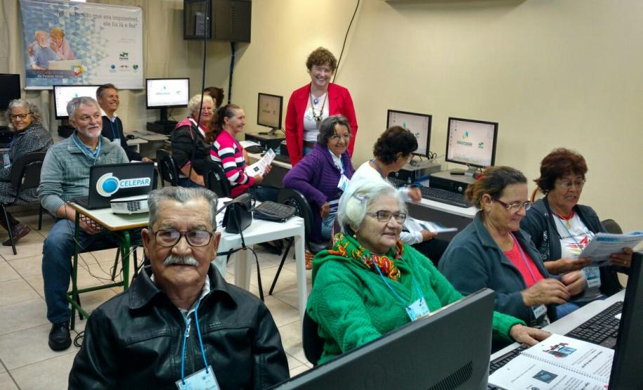 Turma da manhã durante a aula, ao fundo a instrutora e coordenadora do projeto de Inclusão Dircelia Alessi