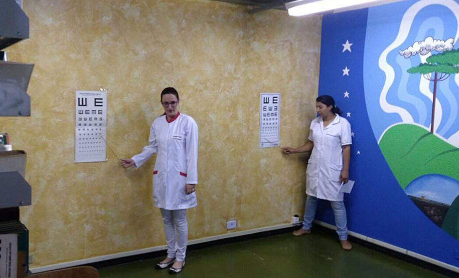 O Projeto Criança e Adolescente Protegidos já atendeu diversos municípios do Paraná, com ações também na feira de serviços Paraná Cidadão. Desta vez a ação aconteceu em Arapongas. No evento desta semana foram emitidas 755 carteiras de identidade e feitos 465 exames oftalmológicos, totalizando 1.220 mil atendimentos.Arapongas, 11/10/2017.Foto: Divulgação SEJU