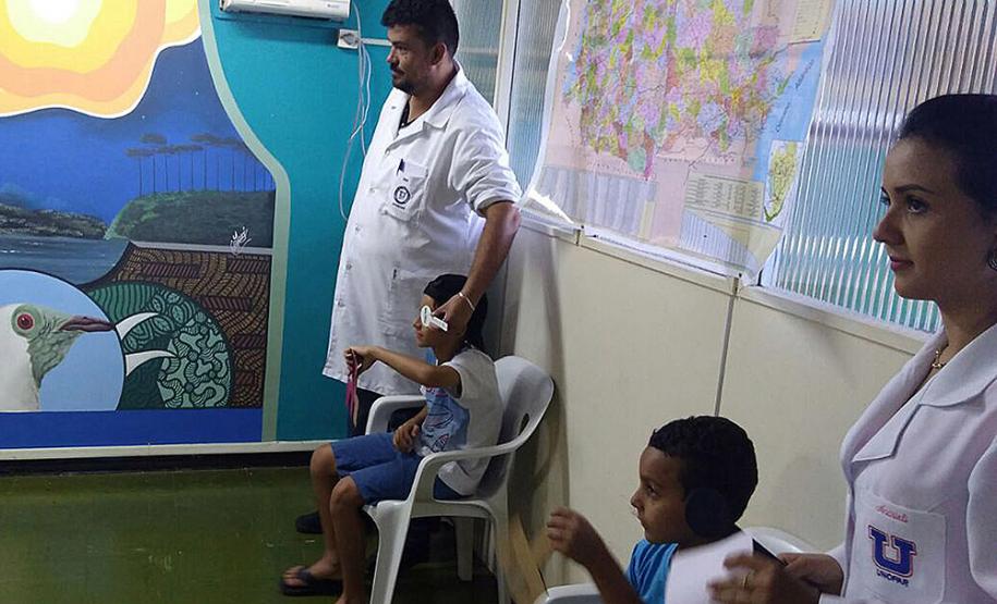 O Projeto Criança e Adolescente Protegidos já atendeu diversos municípios do Paraná, com ações também na feira de serviços Paraná Cidadão. Desta vez a ação aconteceu em Arapongas. No evento desta semana foram emitidas 755 carteiras de identidade e feitos 465 exames oftalmológicos, totalizando 1.220 mil atendimentos.Arapongas, 11/10/2017.Foto: Divulgação SEJU