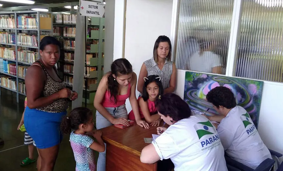 O Projeto Criança e Adolescente Protegidos já atendeu diversos municípios do Paraná, com ações também na feira de serviços Paraná Cidadão. Desta vez a ação aconteceu em Arapongas. No evento desta semana foram emitidas 755 carteiras de identidade e feitos 465 exames oftalmológicos, totalizando 1.220 mil atendimentos.Arapongas, 11/10/2017.Foto: Divulgação SEJU
