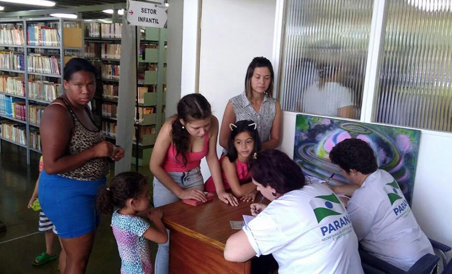 O Projeto Criança e Adolescente Protegidos já atendeu diversos municípios do Paraná, com ações também na feira de serviços Paraná Cidadão. Desta vez a ação aconteceu em Arapongas. No evento desta semana foram emitidas 755 carteiras de identidade e feitos 465 exames oftalmológicos, totalizando 1.220 mil atendimentos.Arapongas, 11/10/2017.Foto: Divulgação SEJU