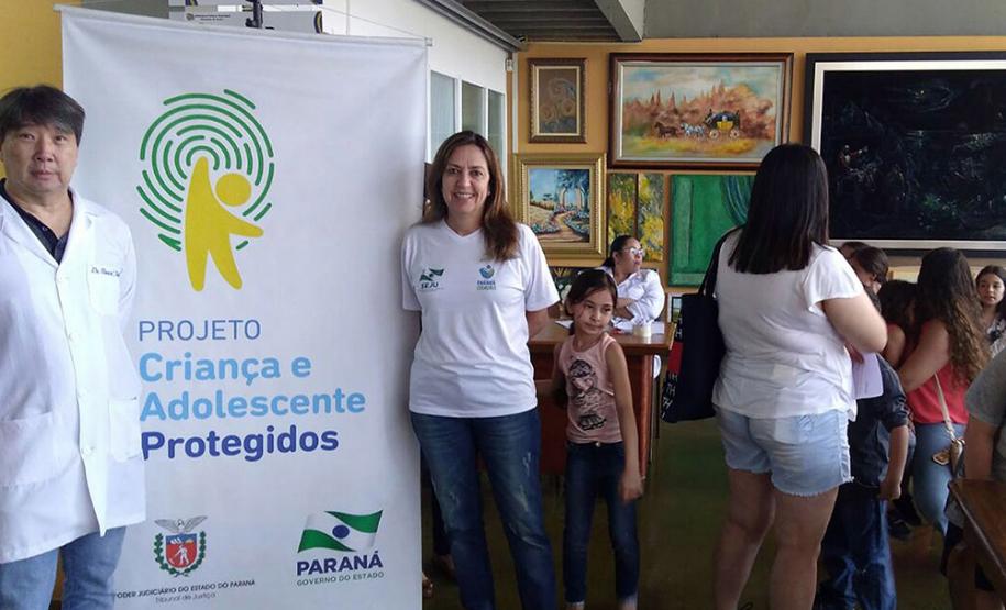 O Projeto Criança e Adolescente Protegidos já atendeu diversos municípios do Paraná, com ações também na feira de serviços Paraná Cidadão. Desta vez a ação aconteceu em Arapongas. No evento desta semana foram emitidas 755 carteiras de identidade e feitos 465 exames oftalmológicos, totalizando 1.220 mil atendimentos.Arapongas, 11/10/2017.Foto: Divulgação SEJU