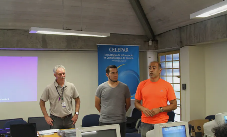 Celepar realiza mutirão para ensinar idosos navegarem pela internet e redes sociais