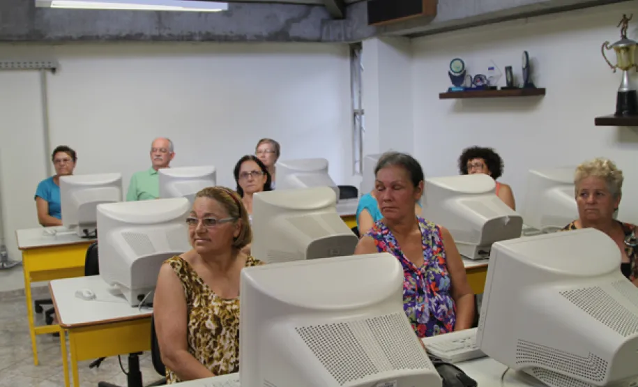 Celepar realiza mutirão para ensinar idosos navegarem pela internet e redes sociais