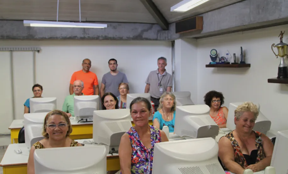 Celepar realiza mutirão para ensinar idosos navegarem pela internet e redes sociais