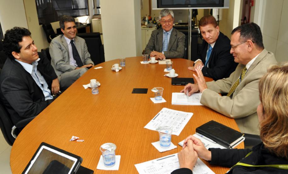 Secretário Cassio Taniguchi, cabeceira da mesa, preside reunião entre Secretaria de Comunicação da Bahia e Celepar