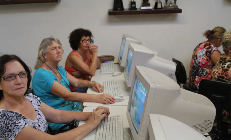 Celepar realiza mutirão para ensinar idosos navegarem pela internet e redes sociais