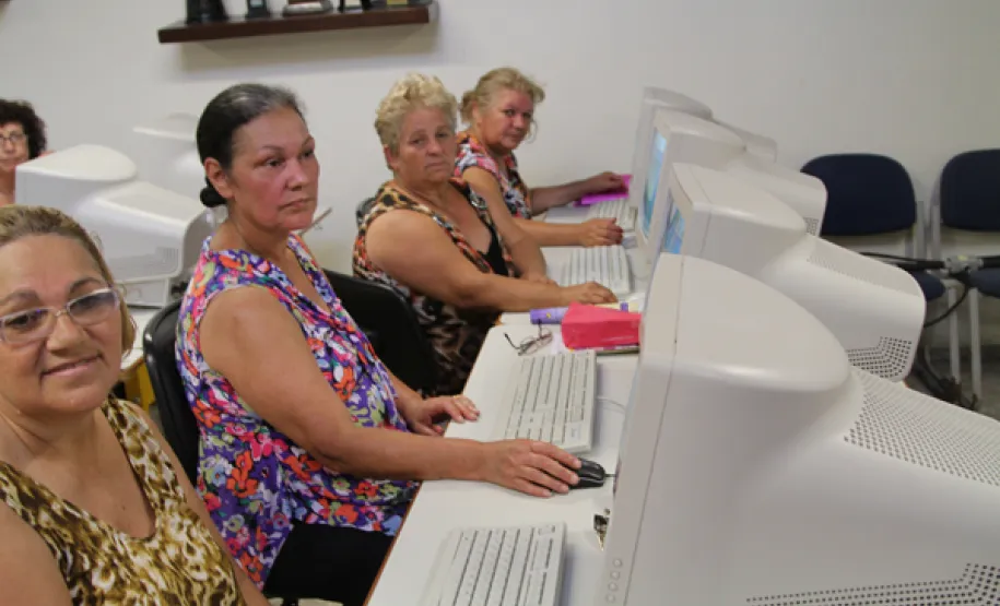 Celepar realiza mutirão para ensinar idosos navegarem pela internet e redes sociais