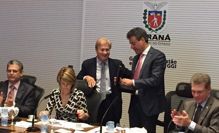 Governador Beto Richa recebe do presidente da Celepar, Jacson Carvalho Leite, o selo internacional de certificação Tier III