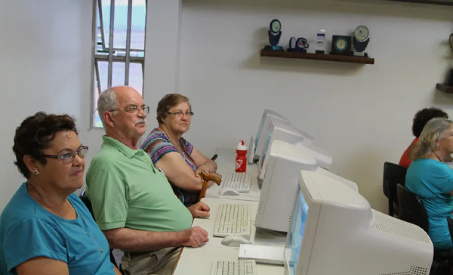 Celepar realiza mutirão para ensinar idosos navegarem pela internet e redes sociais