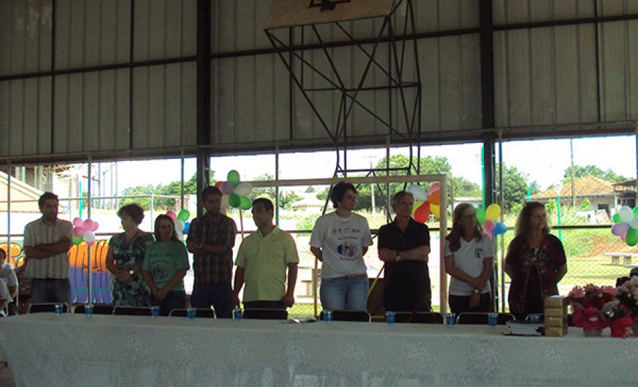 Entrega de certificados aos participantes do curso de acesso à internet e às redes sociais em Cascavel.