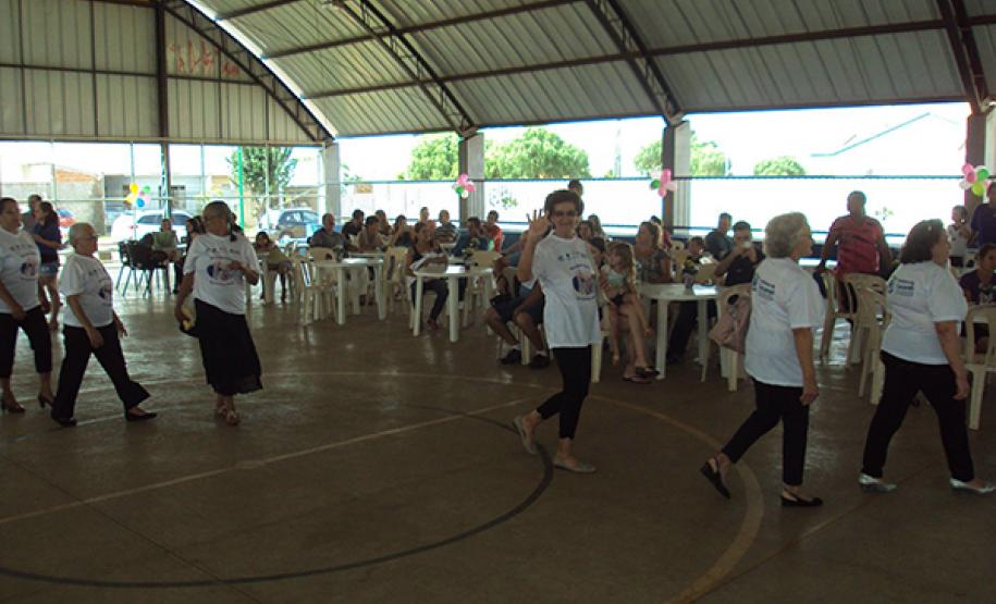 Entrega de certificados aos participantes do curso de acesso à internet e às redes sociais em Cascavel.