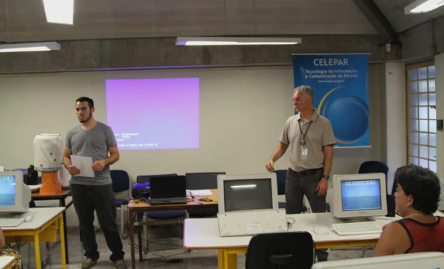 Celepar realiza mutirão para ensinar idosos navegarem pela internet e redes sociais