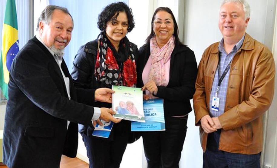 Antonio Carlos Schimaleski, Ester de Arruda Campos, prefeita Sirlene Svartz e Eloir José Sbalqueiro, durante reunião na prefeitura sobre o projeto de Inclusão Social da Pessoa Idosa