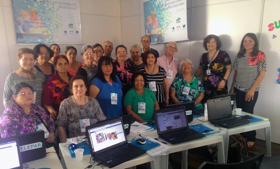 Curso de internet e redes sociais da Celepar atende 20 idosos na Igreja Templo das Águias