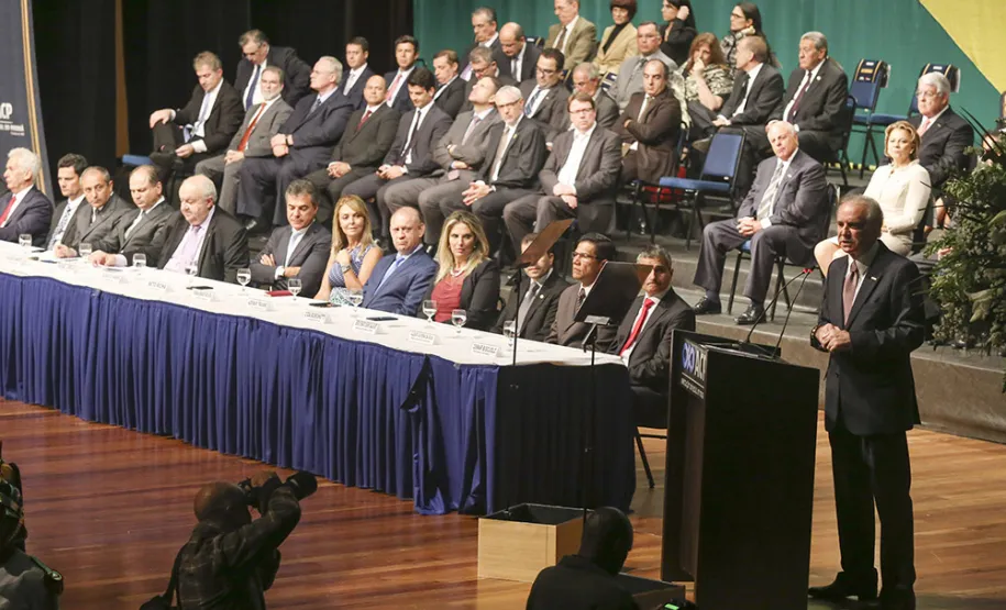 Gláucio Geara assume a presidência da ACP Governador Beto Richa e a Secretária da Família e Desenvolvimento Social, Fernanda Richa, participam da cerimo?nia de posse da nova diretoria da Associac?a?o Comercial do Parana? - Foto: Rogério Machado/SECS