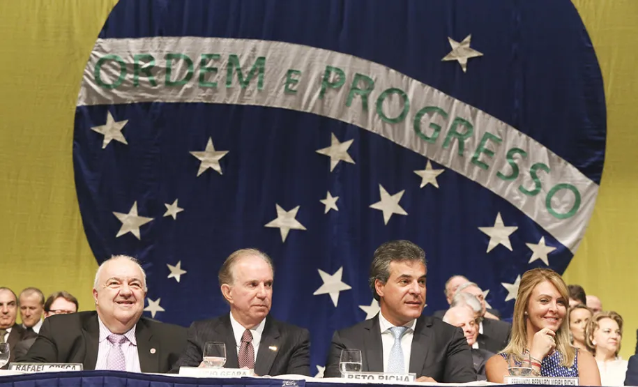 Gláucio Geara assume a presidência da ACP Governador Beto Richa e a Secretária da Família e Desenvolvimento Social, Fernanda Richa, participam da cerimo?nia de posse da nova diretoria da Associac?a?o Comercial do Parana? - Foto: Rogério Machado/SECS