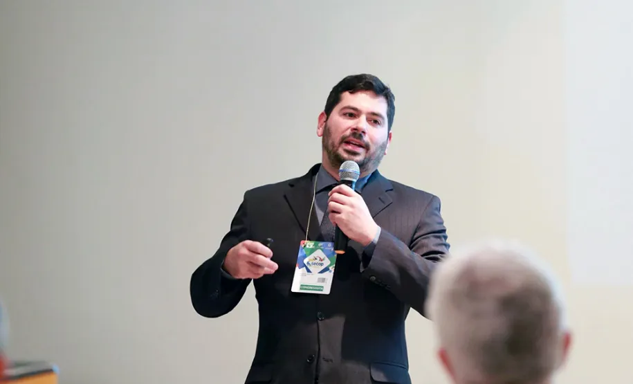 Celepar marca presença em quatro eventos no Secop 2016 O analista da Celepar, Daniel Araújo, durante apresentação do aplicativo de Vistoria Digital de Veículos, solução vencedora do Prêmio de excelência e-Gov 2016