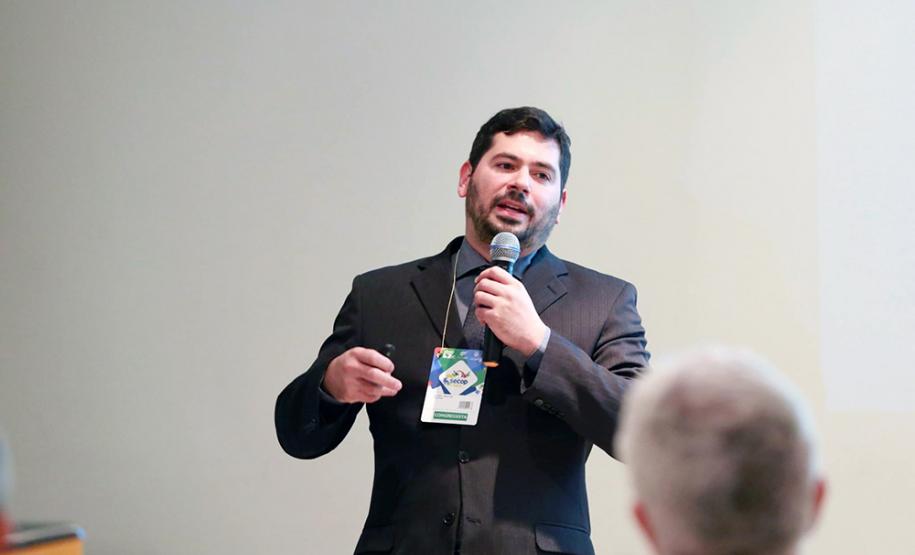 O analista da Celepar, Daniel Araújo, durante apresentação do aplicativo de Vistoria Digital de Veículos, solução vencedora do Prêmio de excelência e-Gov 2016