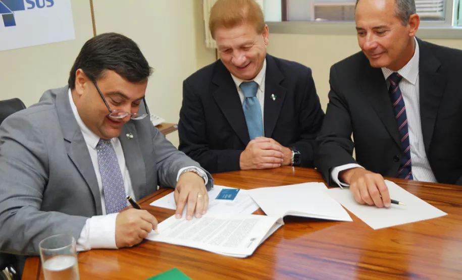 Saúde assina contrato do novo sistema da Central de Regulação x