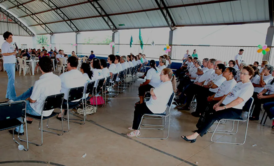 CEU de Cascavel esteve em festa na formatura dos idosos Entrega de certificados aos participantes do curso de acesso à internet e às redes sociais em Cascavel.