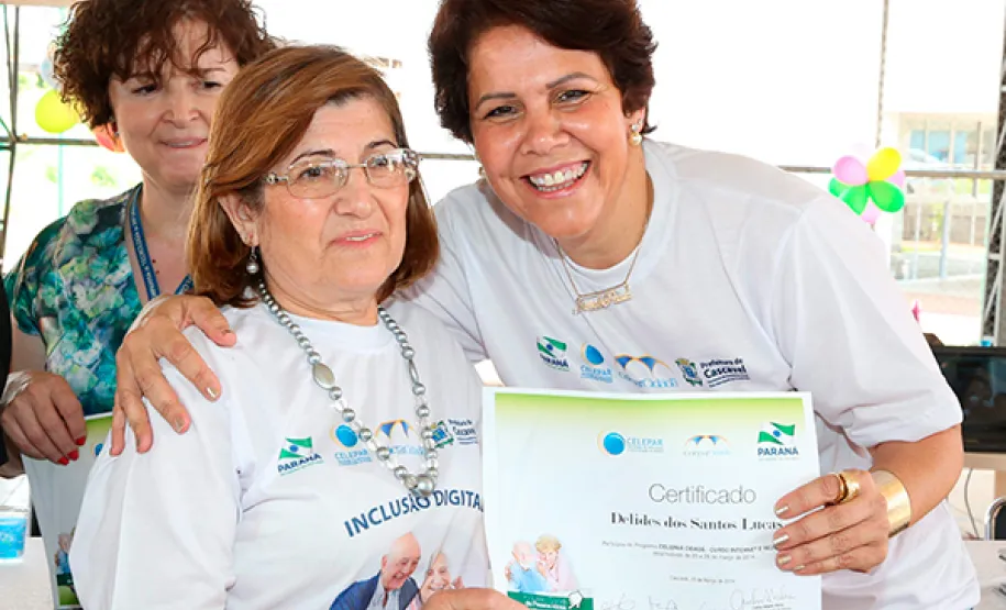 CEU de Cascavel esteve em festa na formatura dos idosos Entrega de certificados aos participantes do curso de acesso à internet e às redes sociais em Cascavel.