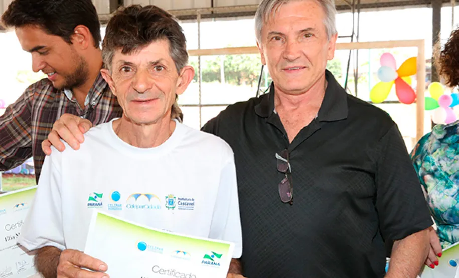 CEU de Cascavel esteve em festa na formatura dos idosos Entrega de certificados aos participantes do curso de acesso à internet e às redes sociais em Cascavel.