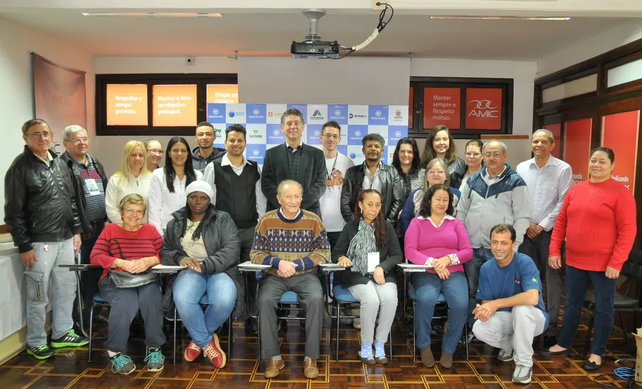Celepar entrega certificados de conclusão de curso em Cascavel