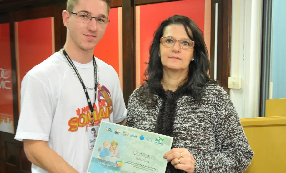 Celepar entrega certificados de conclusão de curso em Cascavel