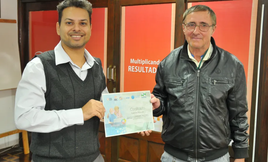 Celepar entrega certificados de conclusão de curso em Cascavel