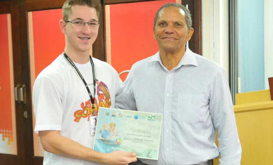 Celepar entrega certificados de conclusão de curso em Cascavel