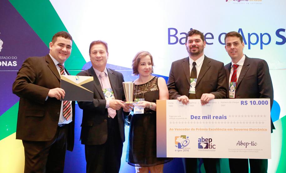 Da esquerda para direita: presidente da Processamento de Dados Amazonas S/A (PRODAM), Márcio Lira; presidente da Celepar, Jacson Carvalho Leite; diretora do Departamento de Transferências do Ministério do Planejamento, Deborah Arôxa; analista da Celepar que integra a equipe responsável pelo sistema de Vistoria Digital de Veículos, Daniel Araújo e o presidente da Companhia de Processamento de Dados do Estado da Bahia (PRODEB), Samuel Araújo.