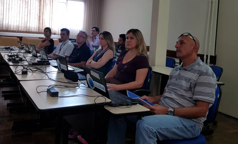Servidores de Ponta Grossa e de Ribeirão do Pinhal recebem treinamento sobre o Prefeitura 156