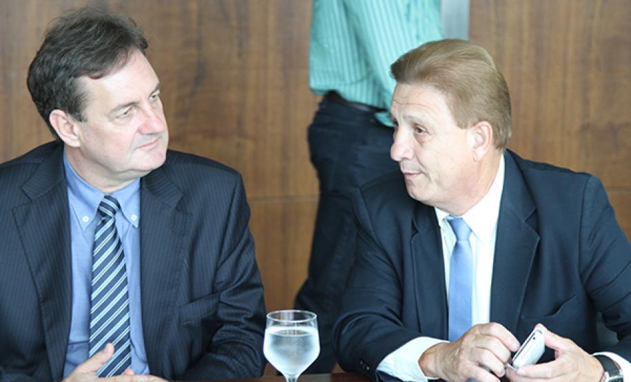 Na cerimônia de autorização para as obras de ampliação do sistema prisional do Paraná, Richa elogia BI da Celepar O governador Beto Richa assina contratos com quatro empresas para construção de três cadeias públicas (de Campo Mourão, Guaíra e Piraquara), de dois Centros de Integração Social (Piraquara e Foz do Iguaçu I) e para a ampliação da Penitenciária Estadual de Ponta Grossa. Curitiba,23/01/2013