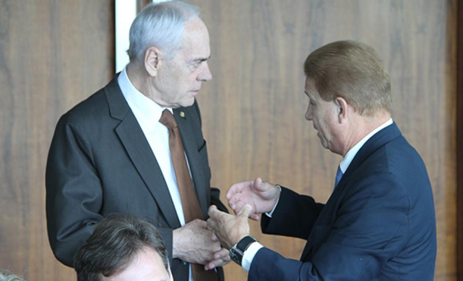 Na cerimônia de autorização para as obras de ampliação do sistema prisional do Paraná, Richa elogia BI da Celepar O governador Beto Richa assina contratos com quatro empresas para construção de três cadeias públicas (de Campo Mourão, Guaíra e Piraquara), de dois Centros de Integração Social (Piraquara e Foz do Iguaçu I) e para a ampliação da Penitenciária Estadual de Ponta Grossa. Curitiba,23/01/2013