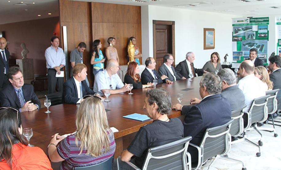 Na cerimônia de autorização para as obras de ampliação do sistema prisional do Paraná, Richa elogia BI da Celepar O governador Beto Richa assina contratos com quatro empresas para construção de três cadeias públicas (de Campo Mourão, Guaíra e Piraquara), de dois Centros de Integração Social (Piraquara e Foz do Iguaçu I) e para a ampliação da Penitenciária Estadual de Ponta Grossa. Curitiba,23/01/2013