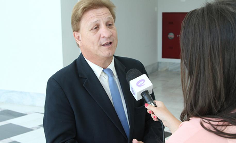 Na cerimônia de autorização para as obras de ampliação do sistema prisional do Paraná, Richa elogia BI da Celepar O governador Beto Richa assina contratos com quatro empresas para construção de três cadeias públicas (de Campo Mourão, Guaíra e Piraquara), de dois Centros de Integração Social (Piraquara e Foz do Iguaçu I) e para a ampliação da Penitenciária Estadual de Ponta Grossa. Curitiba,23/01/2013