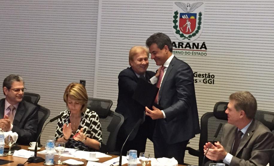 Governador Beto Richa recebe do presidente da Celepar, Jacson Carvalho Leite, o selo internacional de certificação Tier III